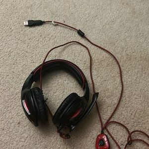 Gaming headphones (slightly damaged)